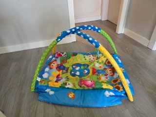 Gimnasio para bebé con arco y juguetes