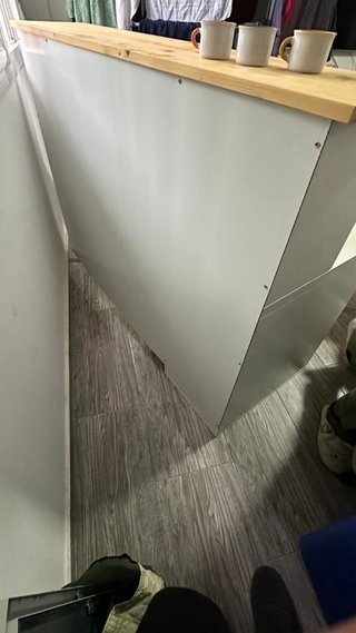 Escritorio blanco con cajones y estantería