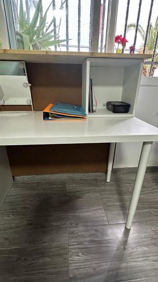Escritorio blanco con cajones y estantería