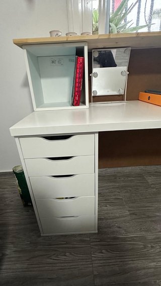 Escritorio blanco con cajones y estantería