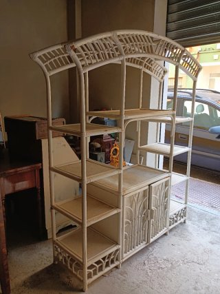 Preciosa Estantería de ratán vintage.