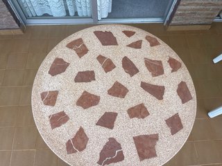 Mesa redonda de jardín con piedra