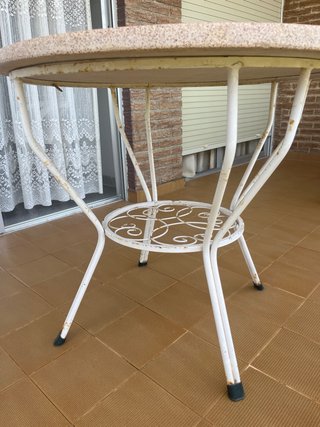 Mesa redonda de jardín con piedra