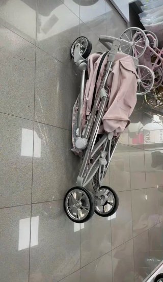 Carrito de bebé rosa