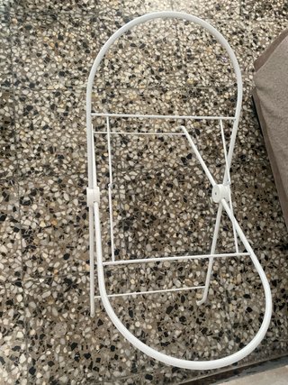 Cuna de mimbre con colchón blanco