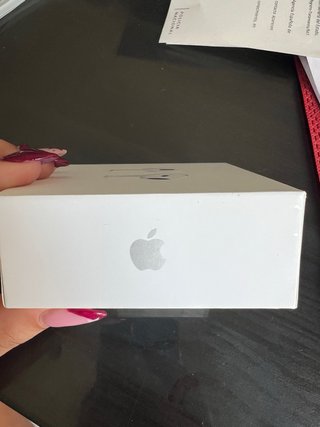 Caja AirPods 4 Apple