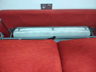 Sofá cama 3 plazas,diseño italiano. Buen estado