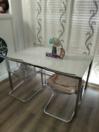 Mesa de comedor con 4 sillas transparentes