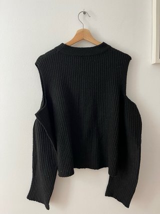 Jersey negro con hombros descubiertos