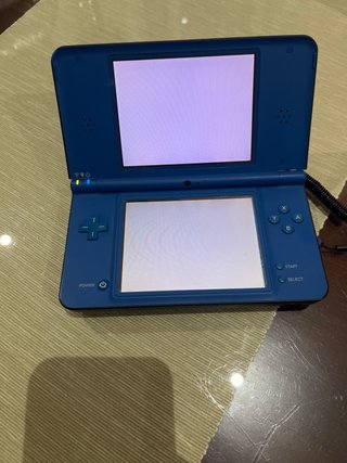 Nintendo DS XL azul con lápiz y cargador