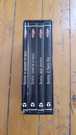 Varias colecciones Dragonlance y Juego de Tronos