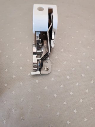 Prensatelas máqu. de coser Remalla y corta la tela