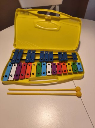 Xilófono carillón amarillo con baquetas