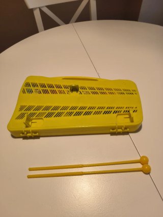 Xilófono carillón amarillo con baquetas