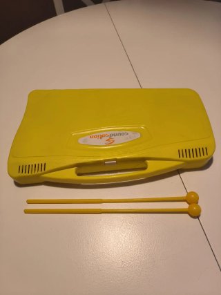 Xilófono carillón amarillo con baquetas