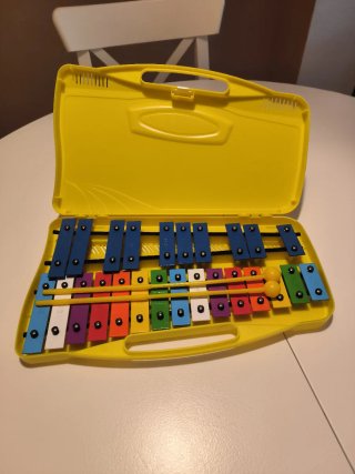 Xilófono carillón amarillo con baquetas
