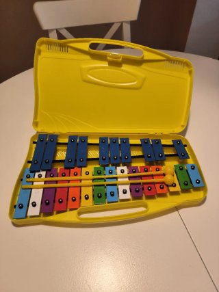 Xilófono carillón amarillo con baquetas