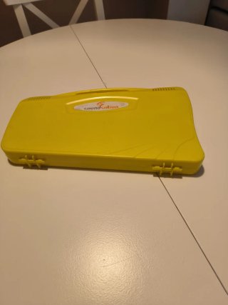 Xilófono carillón amarillo con baquetas