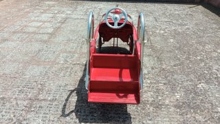 Coche a pedales rojo antiguo