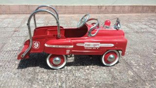 Coche a pedales rojo antiguo