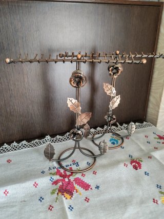 Pareja expositores collares vintage metal