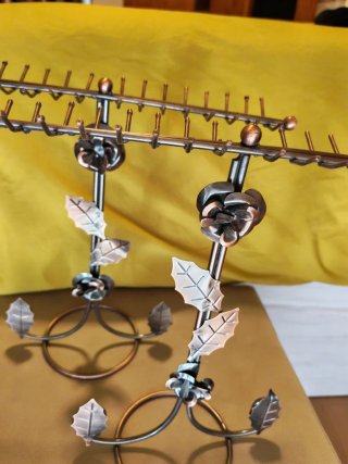 Pareja expositores collares vintage metal