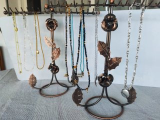 Pareja expositores collares vintage metal