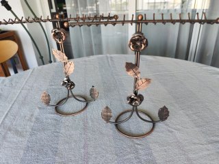 Pareja expositores collares vintage metal