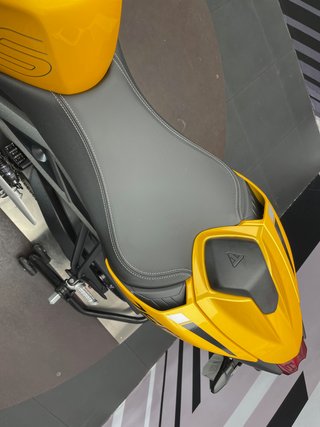 Triumph Street Triple RS Amarilla