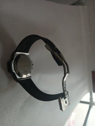 Reloj de pulsera plateado y negro