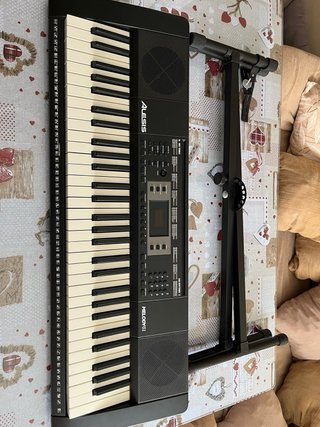 Piano Alesis Melody 61 teclas + banco