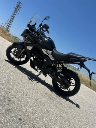 Moto Voge 300DS Negra