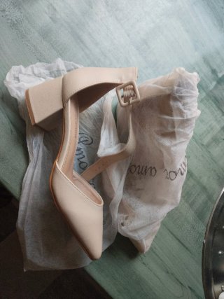 Zapatos de vestir tacón bajo beige o nude.