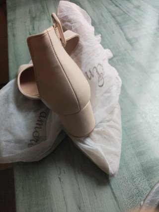 Zapatos de vestir tacón bajo beige o nude.