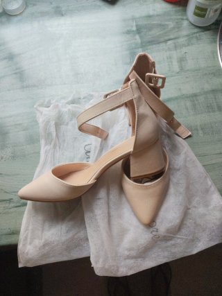 Zapatos de vestir tacón bajo beige o nude.