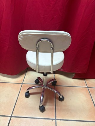 Silla estética con ruedas