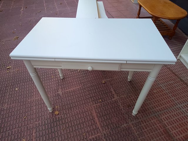 Mesa de cocina extensible blanca.