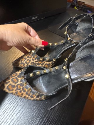 Zapatos de tacón leopardo con tachuelas
