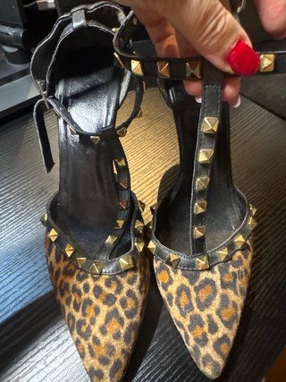 Zapatos de tacón leopardo con tachuelas