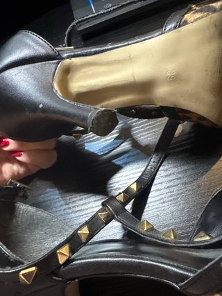 Zapatos de tacón leopardo con tachuelas