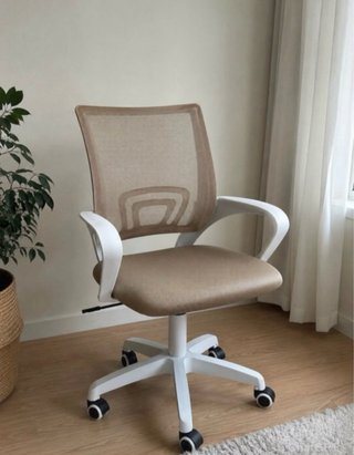 Silla de oficina beige y blanca
