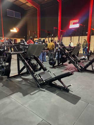 Maquinaria de musculacion profesional.