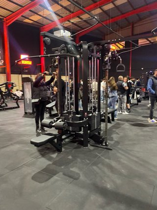 Maquinaria de musculacion profesional.