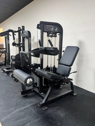 Maquinaria de musculacion profesional.
