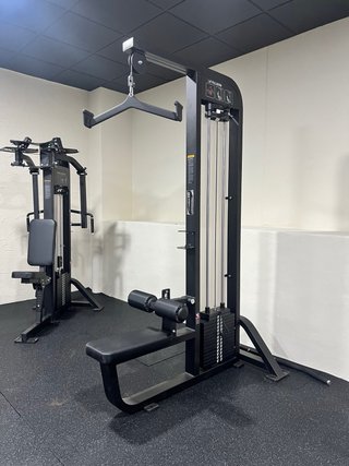 Maquinaria de musculacion profesional.