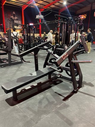 Maquinaria de musculacion profesional.