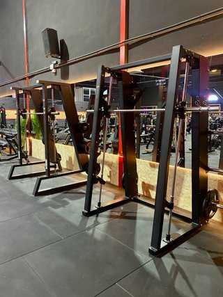 Maquinaria de musculacion profesional.