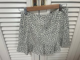 Falda corta Stradivarius lunares M