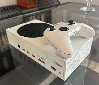 Xbox Series S + Mando Blanco