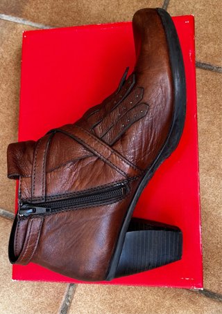 Botas de cuero marrones con flecos